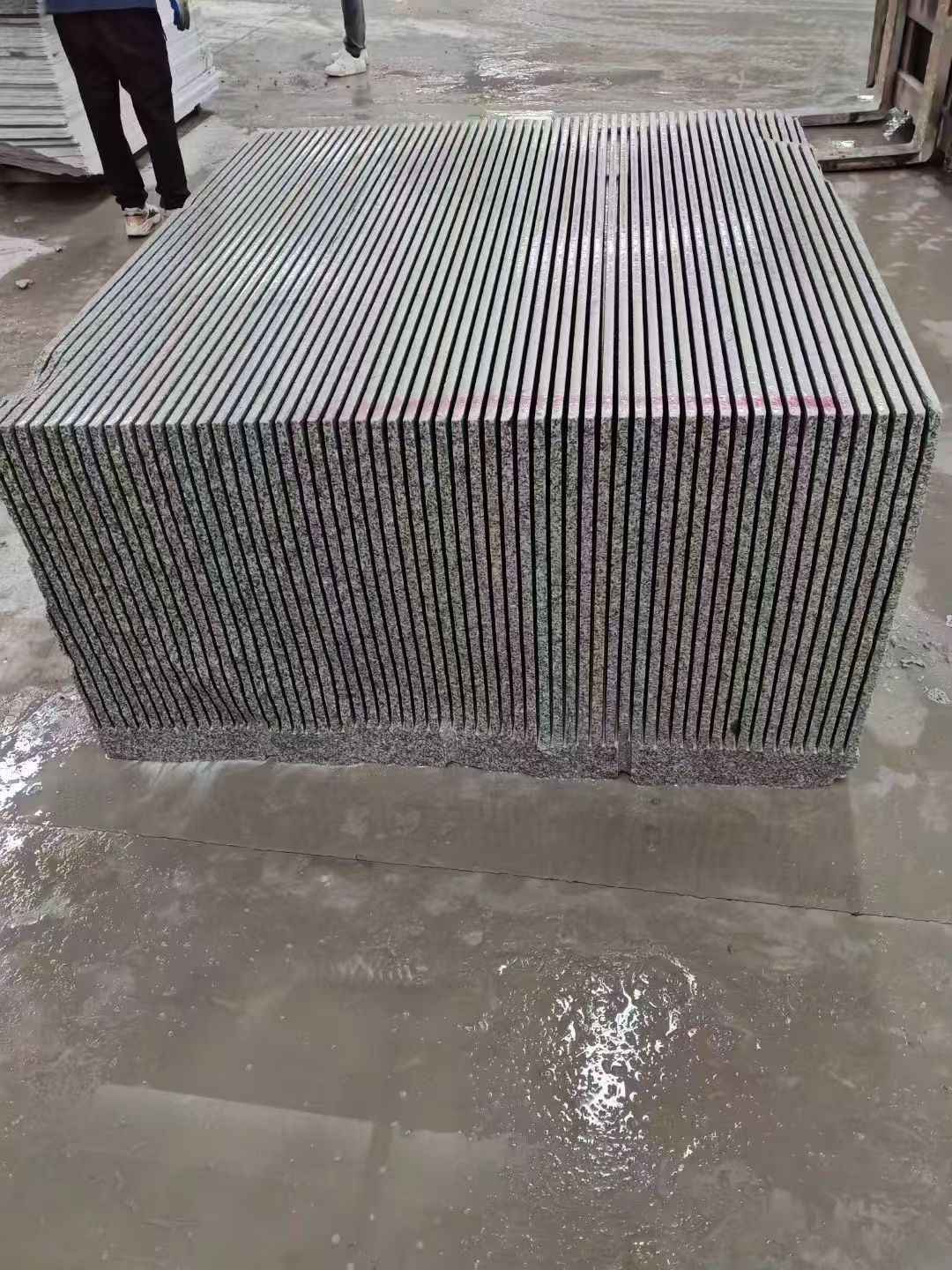 金华芝麻白毛板荒料切割